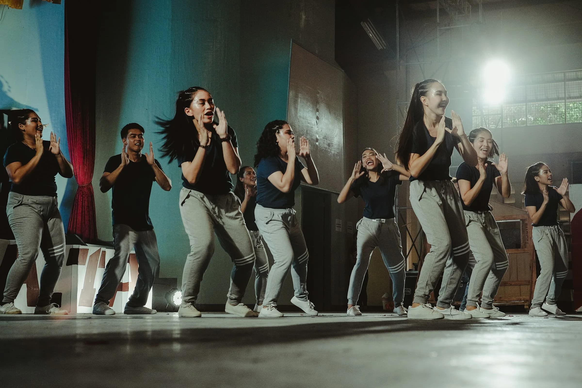 Ensemble hip hop in performance sul palco
