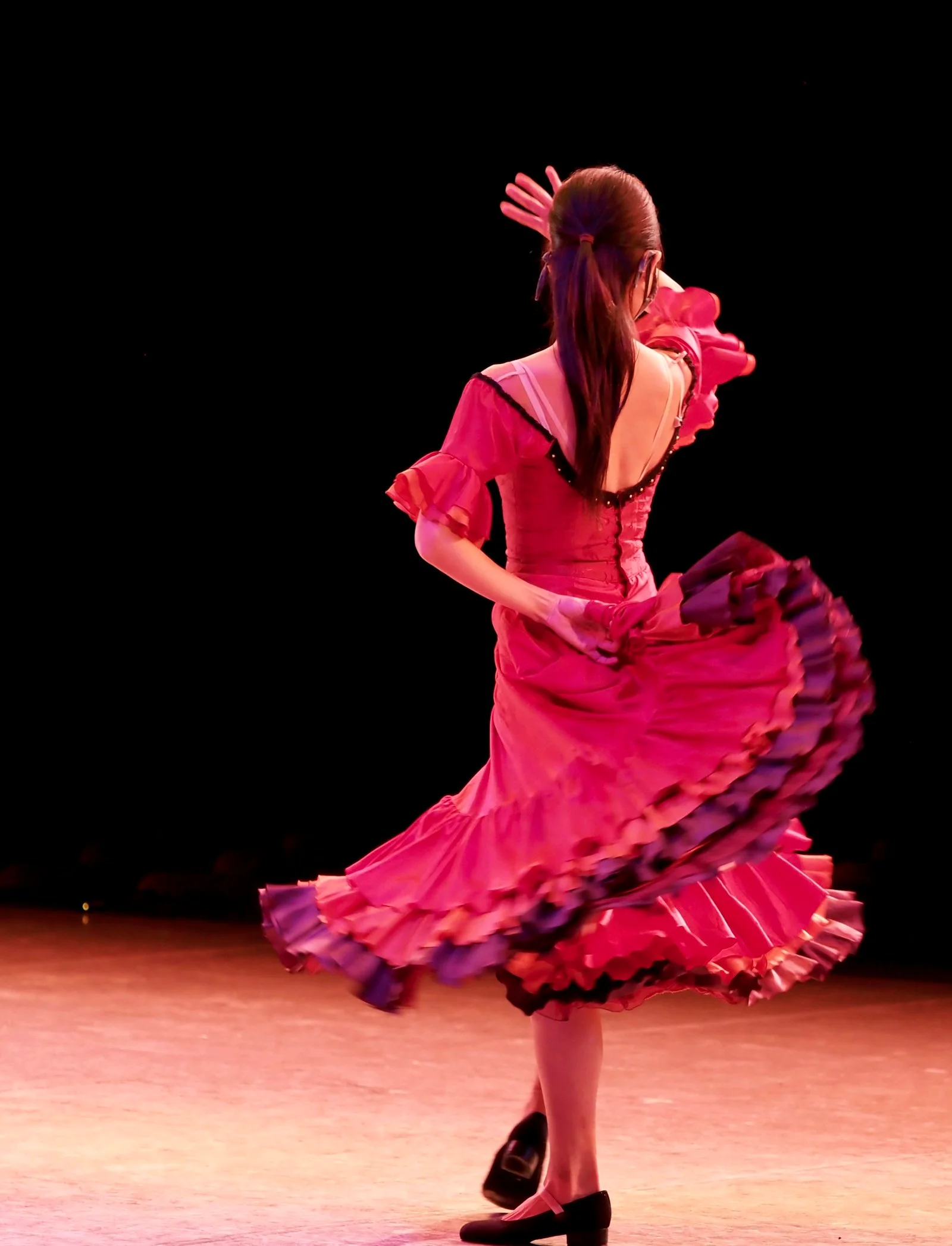 Danzatrice di flamenco in abito rosa sul palco