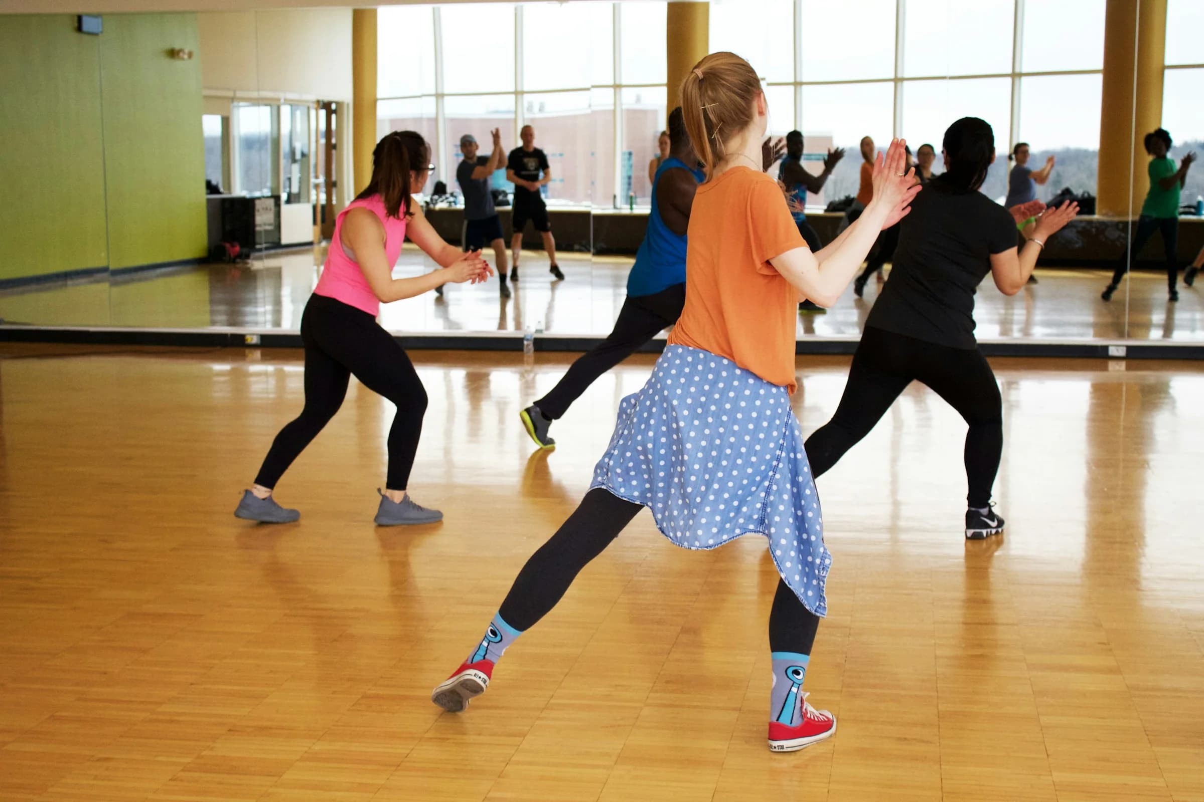 Lezione di gruppo in sala specchi